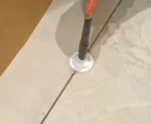 威海瓷砖空鼓维修公司专业解答瓷砖在铺贴过程中，如果没有涂抹均匀到位的粘结材料（如水泥砂浆或瓷砖胶），可能会导致以下问题