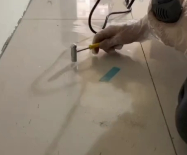 威海瓷砖开裂维修公司专业分享瓷砖在铺贴前如果没有沥干水分，将会导致以下问题