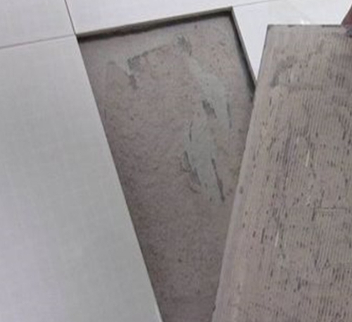 威海瓷砖空鼓维修公司分享瓷砖铺贴时如果打浆（即涂抹在瓷砖背面和基层上的砂浆或瓷砖胶）过少，会带来以下问题